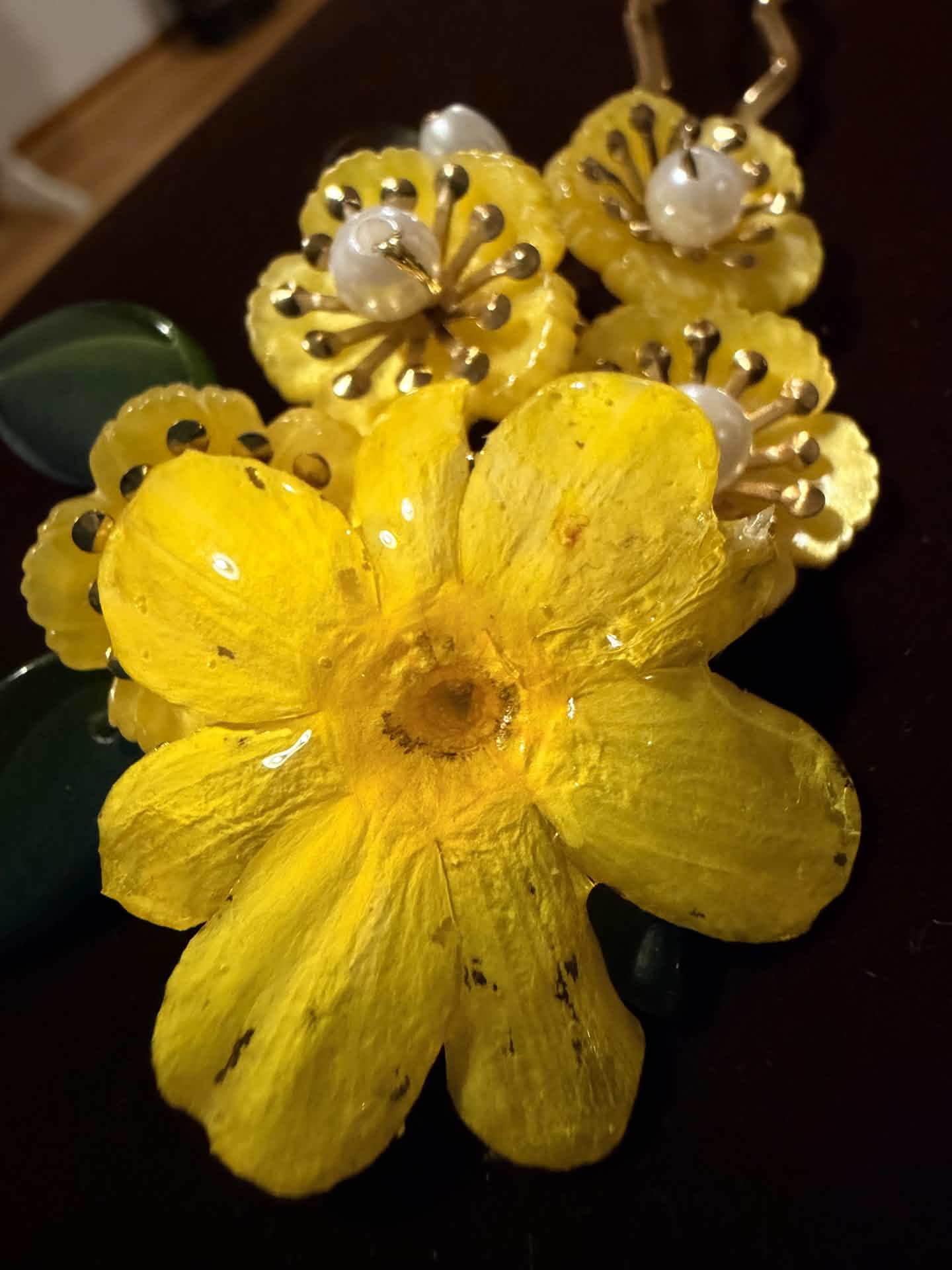 Peine de cabello con flores amarillas 1