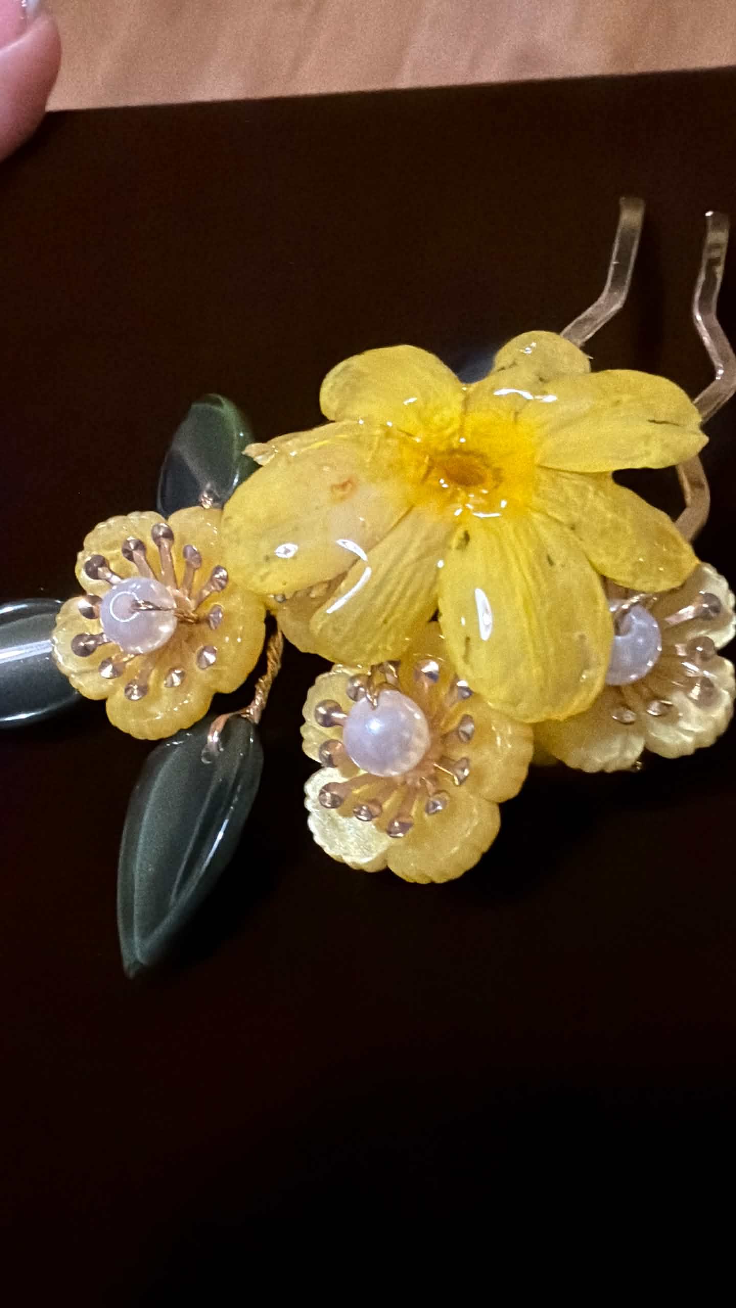 Peine de cabello con flores amarillas 3