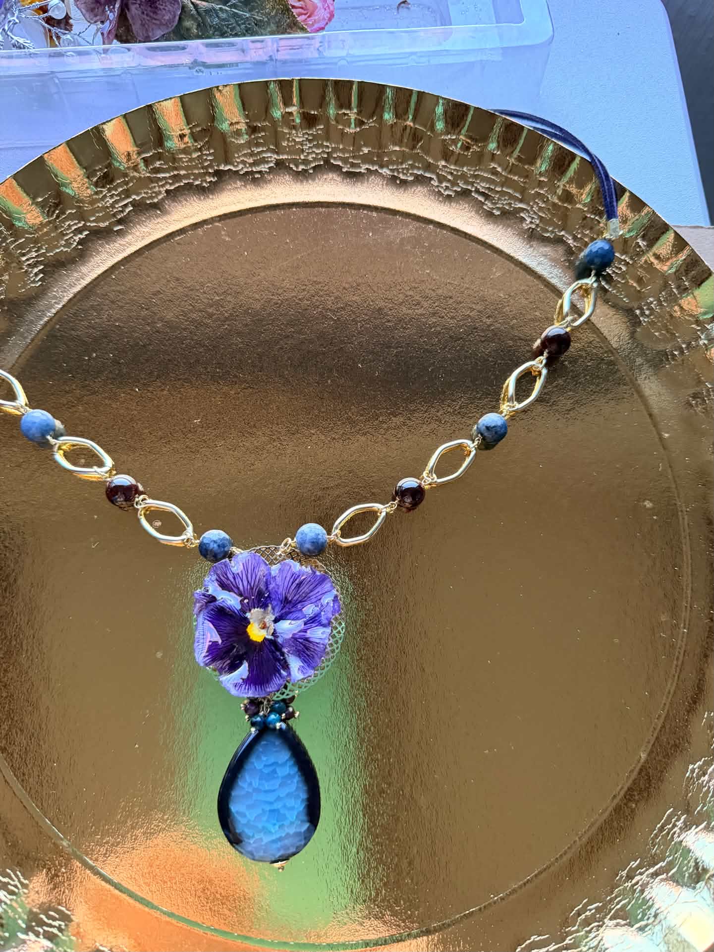 Collar Largo con Flor de Pensamiento y Piedras Naturales 2